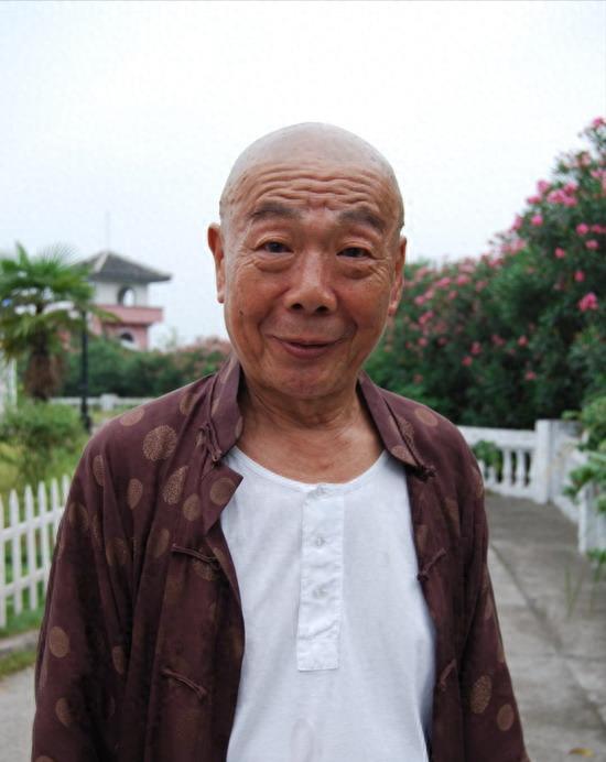 洪金宝的家庭背景_洪金宝与家人的温暖故事_洪金宝一家资料