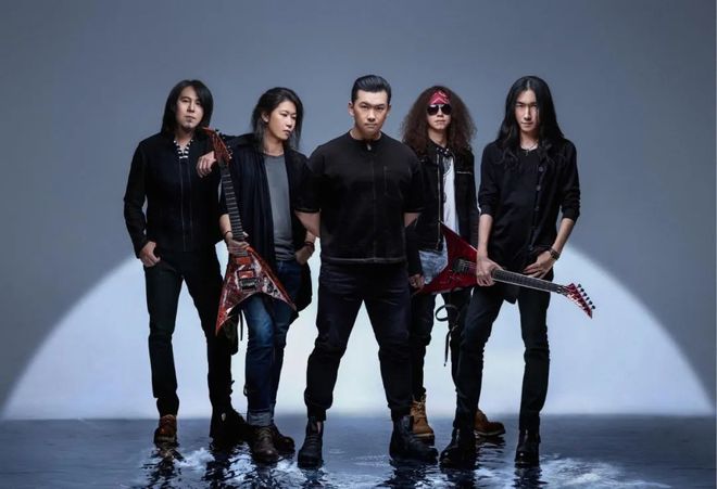 华晨宇燃爆全场_开火音乐节华晨宇_华晨宇在音乐节现场激情演出，火力全开