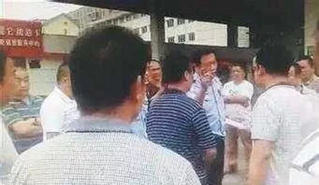 奔驰加汽油时总跳枪_加油站错加汽油后奔驰大G瘫痪，车主的损失无法估量_奔驰加油