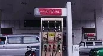 奔驰加油_加油站错加汽油后奔驰大G瘫痪，车主的损失无法估量_奔驰加汽油时总跳枪