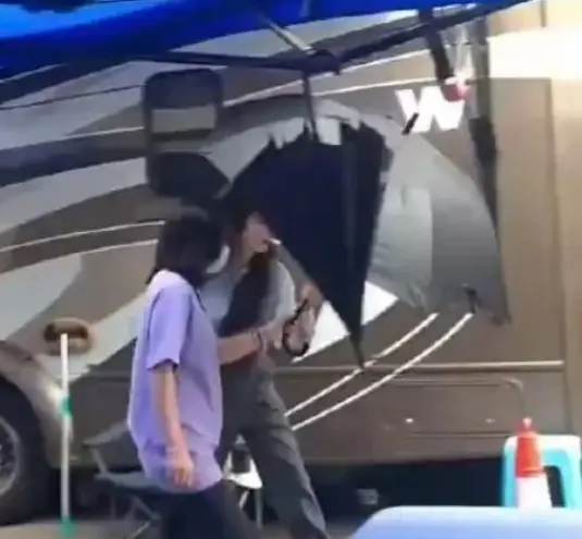 杨幂助理澄清打伞事件，揭秘顶级流量明星的关怀与管理风格