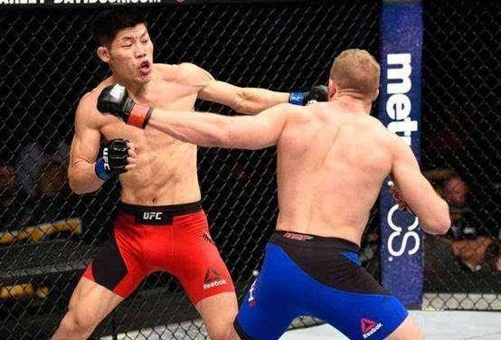 刘备、关羽和张飞三个人和吕布交战才能打平手？其实两人就能秒他