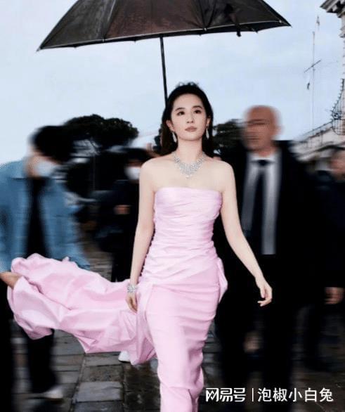 刘亦菲如何影响了年轻一代_刘亦菲年轻时的美照_刘亦菲年轻的时候