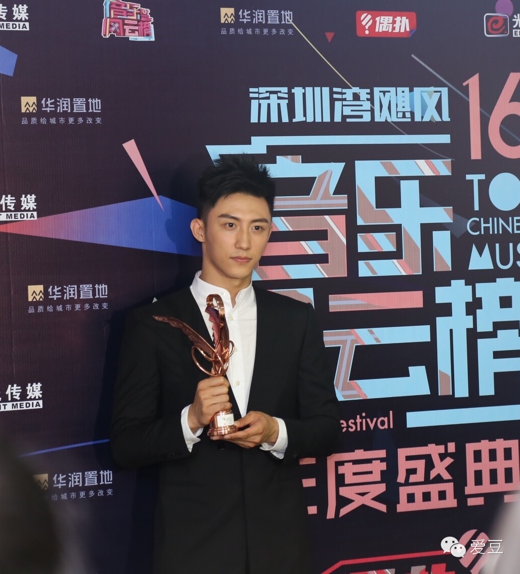华晨宇颁奖礼表演视频_华晨宇颁奖照片_华晨宇颁奖典礼获奖，见证实力与努力